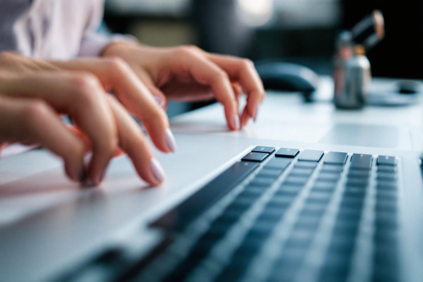 Et si vous pouviez détendre vos mains fatiguées par le clavier sans vous arrêter de travailler ? Essayez cet exercice