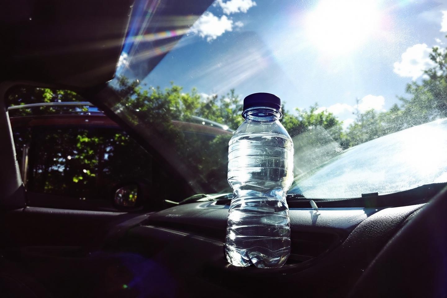 L’eau oubliée dans la voiture en plein été, un geste à éviter absolument pour protéger votre santé