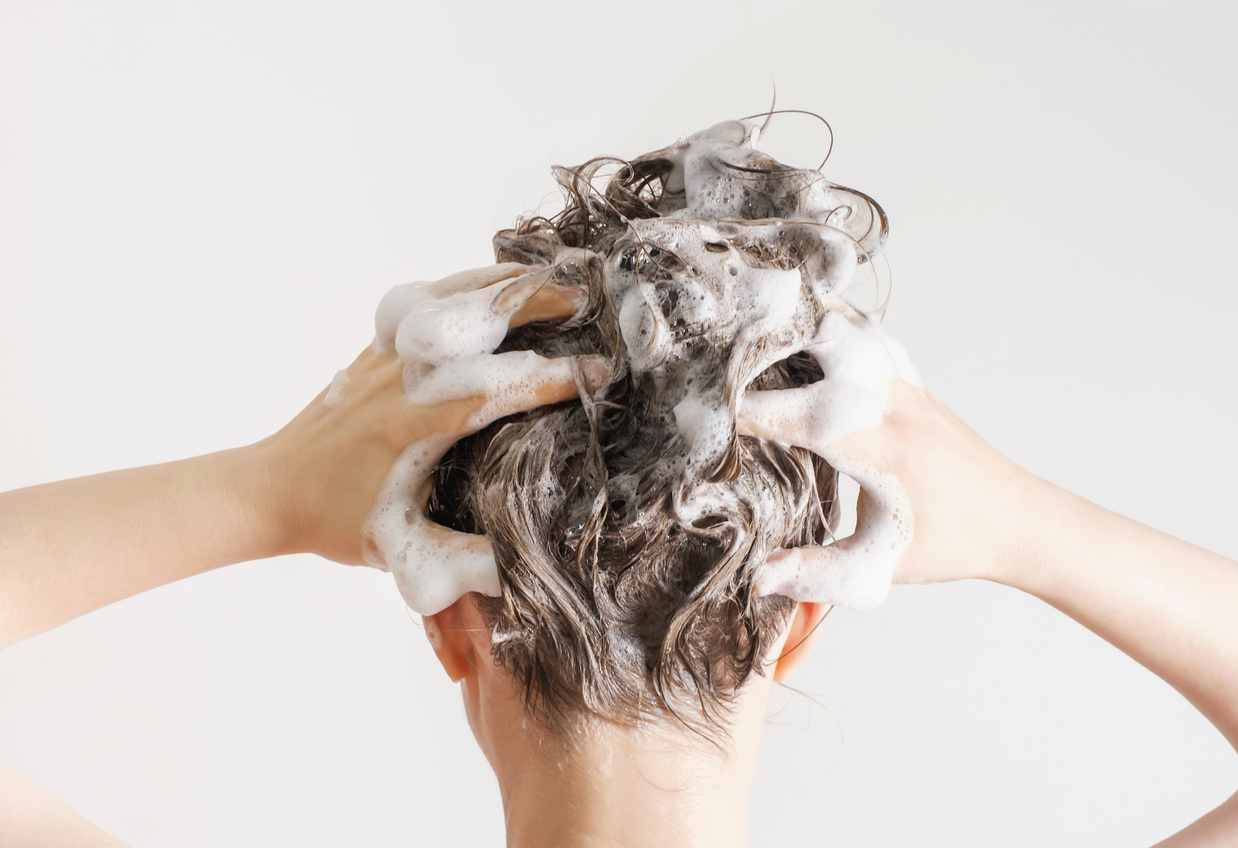Voici combien de fois il faudrait vraiment laver ses cheveux par semaine (selon son type)